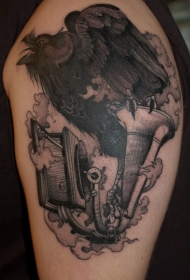 卡通黑白乌鸦与留声机手臂纹身图案