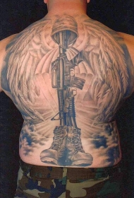 背部伟大的军事纪念和翅膀纹身图案