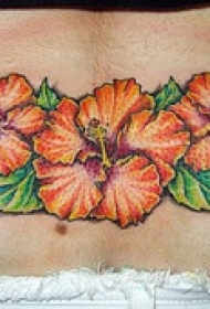背部橘色的芙蓉花纹身图案