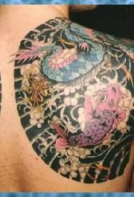 背部黑色风格的锦鲤鱼纹身图案