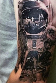 令人难以置信手臂黑白月亮宇航员纹身图案