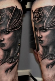 大腿黑灰女子肖像与蝙蝠纹身图案