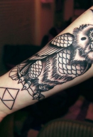 手臂黑白猫头鹰与三角形纹身图案