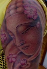 大臂佛像和彩色花朵纹身图案