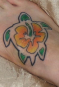 脚背漂亮的乌龟与花朵纹身图案