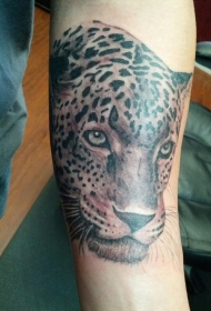 手臂很酷的豹子头像写实纹身图案