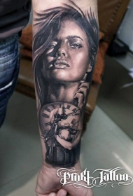 手臂黑白写实诱人的女人肖像与旧时钟纹身图案