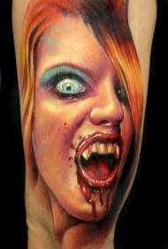 手臂逼真的彩绘血腥女吸血鬼纹身图案