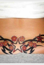 腰部红色星星和花朵与黑色部落图腾纹身图案