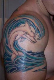 卡通风格彩色小海豚和海浪手臂纹身图案