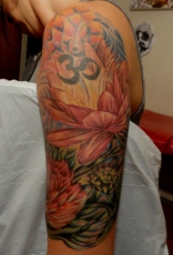 手臂美妙的日本花卉与标志纹身图案