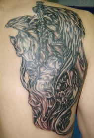 格里芬神兽背部个性纹身图案