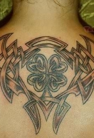 男性背部凯尔特结和四叶草纹身图案