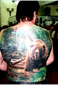 背部写实逼真的可爱的熊在树林里纹身图案