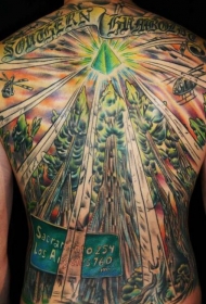 背部闪亮的绿色金字塔和森林纹身图案