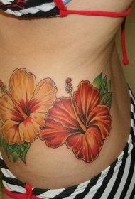 腰部橙色的夏威夷花朵纹身图案
