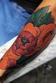 手臂天然的彩色牡丹花纹身图案