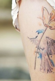 大腿水彩画风格小鸟与花朵纹身图案