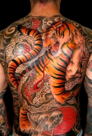 男性背部日式老虎和蛇纹身图案