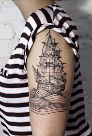 大臂黑色雕刻风格海浪与帆船纹身图案
