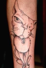 手臂上怀疑的黑猫纹身图案