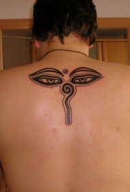 背部黑色粗线条埃及风格的眼睛纹身图案