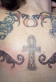 背部老虎与蝎子十字架纹身图案