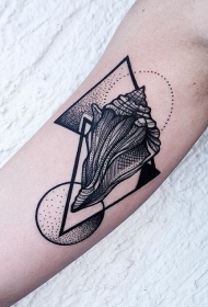 大臂雕刻风格黑色点刺海螺几何纹身图案