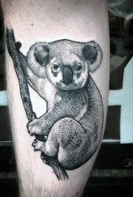 小腿雕刻风格黑色可爱的考拉熊纹身图案
