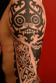 黑色的部落骷髅图腾手臂纹身图案