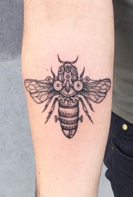 手臂黑色机械蜜蜂纹身图案