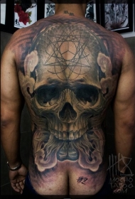 背部神秘期待的骷髅与几何烟雾纹身图案