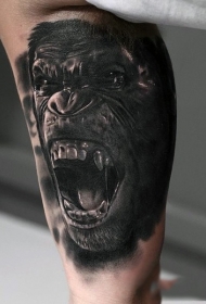 华丽的黑白写实愤怒大猩猩手臂纹身图案