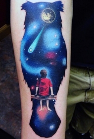 手臂猫头鹰轮廓的星空与小男孩纹身图案