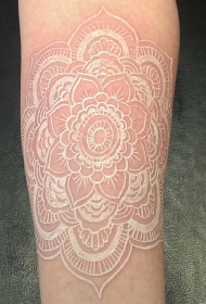 手臂白色美丽梵花纹身图案