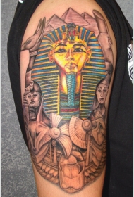 手臂上的彩色埃及法老纹身图案