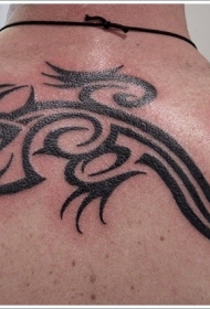 背部黑色的部落蜥蜴纹身图案