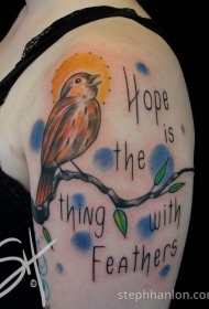 大臂树枝和字母鸟彩绘纹身图案