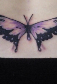 腰部紫罗兰色的蝴蝶纹身图案