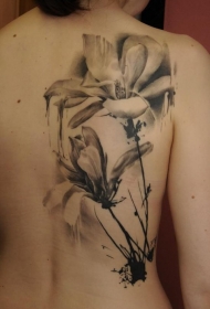 惊人的黑白花朵背部纹身图案