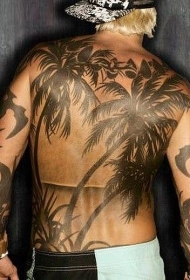 背部黑色的棕榈树纹身图案