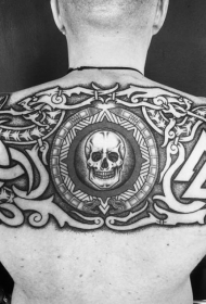 背部黑色人类骷髅与各种符号纹身图案