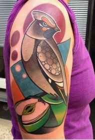 手臂原始风格彩绘小鸟与苹果纹身图案