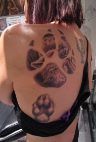 背部狼的爪印与头像纹身图案