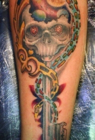 手臂神秘的骷髅与钥匙组合纹身图案