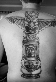 黑色的部落神雕像背部纹身图案