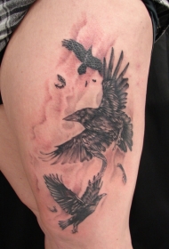 大腿两个很酷的小鸟纹身图案