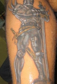 小腿战士盔甲与长剑彩绘纹身图案