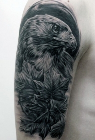 手臂非常逼真的黑色鹰和枫叶纹身图案