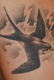 黑灰燕子与云朵闪电纹身图案